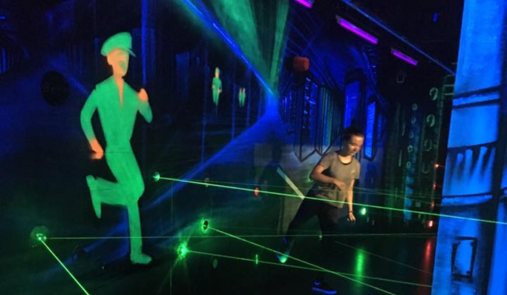 Enfant courant à travers les laser du musée de l'espionnage de Berlin