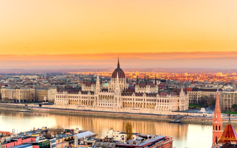 parlement de Budapest au coucher du soleil