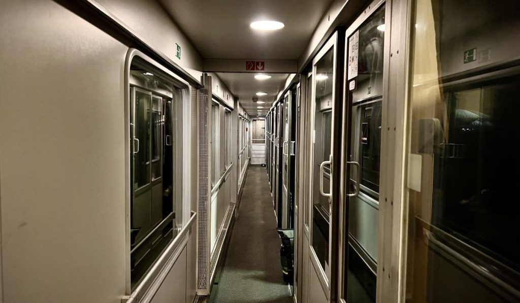 Vue du couloir dans le train de nuit Paris-Berlin avec les compartiments voyageurs